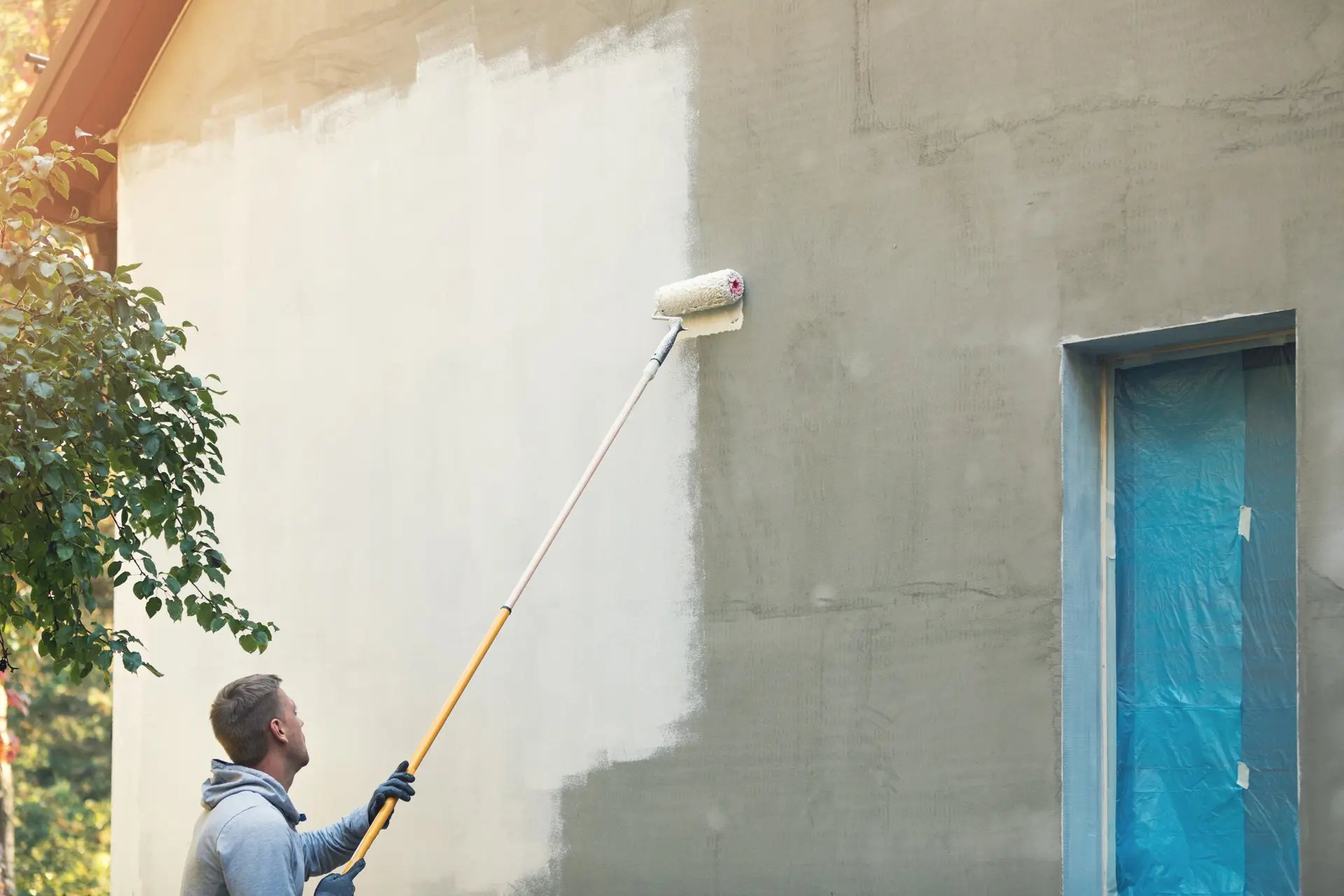 Pintor trabajando en una fachada en Elche